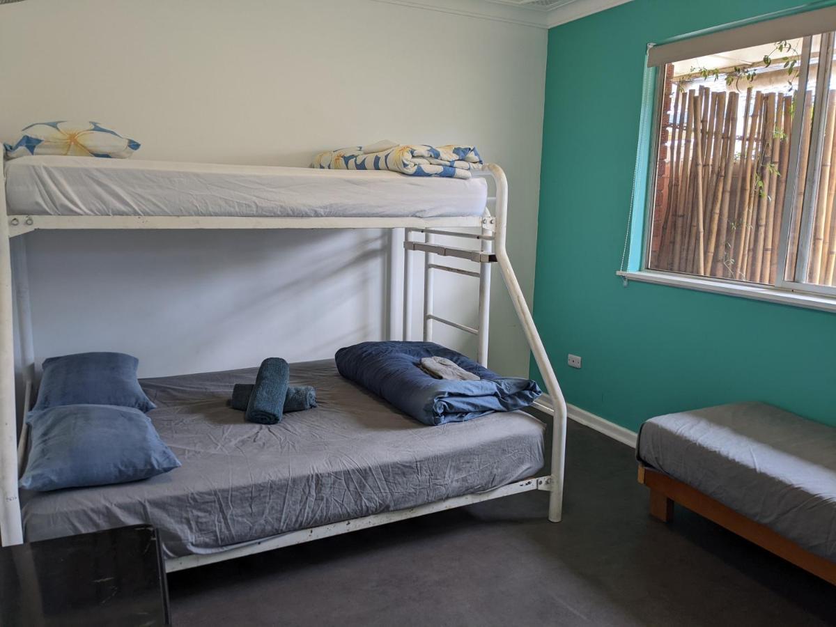 Ozzie Pozzie Backpackers Hostel Port Macquarie Exterior foto